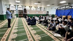 國際教育結合在地  竹中推移工文化課程教育部26日表示，新竹高中承接「國際教育課程中心」，協助各校開發專題研究、社會領域探究實作等課程，研發「文化交匯：中壢移工文化」的實地踏查課程，帶領學生訪問龍岡清真寺。（教育部提供）中央社記者陳至中傳真  113年6月26日