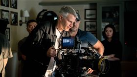 《異星謎變》攝影指導馬可斯弗德勒示範操作器材。（圖／金馬執委會提供）