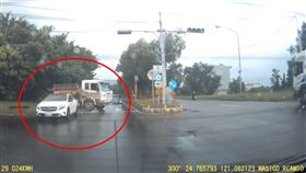 砂石車,車道,方向燈,折甘蔗（圖／翻攝自《新竹爆料公社》）