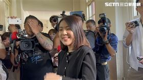 徐巧芯跑到民進黨團記者會前面走廊站著聲援陳玉珍（圖／記者陳怡潔攝影）