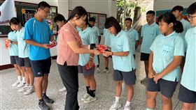 富里國中足球隊的15名學生即將於6月29日至7月5日赴泰國曼谷進行為期7天6夜的移地訓練。這次訓練不僅是為了提升球員們的技術水平，更是一個難得的文化交流機會。（圖／呂彥攝影）