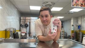 車冠德斜槓開啟紅茶店，親友煮茶傳遞溫暖的紅茶味。（圖／民視提供）