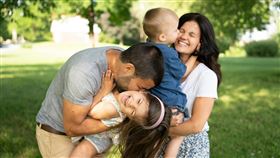 一家四口 家庭 婚姻 夫妻 示意圖/pixabay