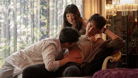 吳慷仁、劉主平在《破浪男女》玩3P。（圖／台北双喜電影提供）