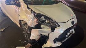 ▲台北市信義區松隆路、永吉路車禍。監視器畫面左上角，謝姓駕駛的轎車撞上洪姓騎士的機車。（圖／翻攝畫面）