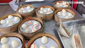 高雄路竹一家早餐店，被民眾發現小籠包上有10多隻蒼蠅停留，頓時食慾全消。（圖／翻攝記者爆料網畫面）