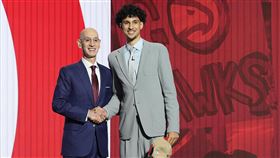 19歲法國前鋒利沙榭（Zaccharie Risacher）成為老鷹隊史首位狀元郎。（圖／美聯社／達志影像）