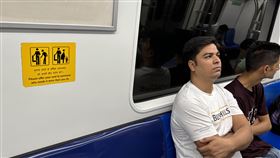 印度德里捷運優先座印度首都德里的捷運車廂內設有「優先座」，黃色的貼紙寫著「請讓給比你更有需要的人來坐」，上面畫有持拐杖者和孕婦。中央社記者林行健新德里攝  113年6月27日