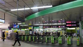 東京民眾防疫 週末少出門2019冠狀病毒疾病（COVID-19，武漢肺炎）疫情擴大，東京都政府呼籲市民夜間、週末少出門，4日晚上8時許JR新宿站南口顯得冷清。中央社記者楊明珠東京攝 109年4月5日