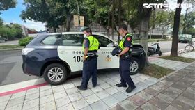台北市保安大隊警車行經北安路時發生自撞路樹事故。（圖／翻攝畫面）