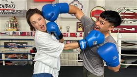  小8跟拳擊手甘家葳互動。（圖／《奧運Now英雄》提供）