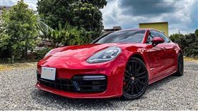 這台紅色保時捷遭一名男子以租借名義開走，卻逾期不還，更把車膜撕掉、換牌。（圖／翻攝畫面）