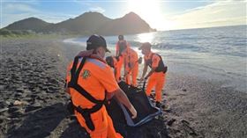 宜蘭頭城日前（22日）發生一起疑似落水失蹤事件，一名張姓男子（83歲）與家人前往露營，並於大溪蜜月灣岸際遊玩時走失，海巡署等單位獲報後展開搜尋，今天（27日）清晨5時許，有民眾在南方澳內埤沙灘發現一具男性遺體，張男家屬前往認屍後，確認為失蹤的張男。