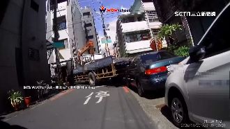 一連撞3次！拖車轉彎「喬角度」撞違停車