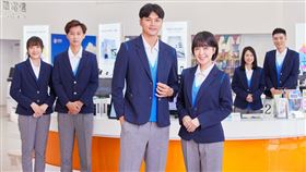 7月1日起，中華電信全台683間直營及特約門市服務人員制服融入環保元素全面換裝，展現全新形象。（圖／品牌業者提供）