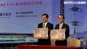 「左營高鐵科技之心公辦都市更新招商案」今天在漢來大飯店舉辦簽約典禮，由高市副市長林欽榮（右）及國揚實業董事長林子寬代表簽約。（圖／記者簡榮良攝影）