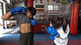 ▲甘家葳秀8塊腹肌，藝人小8看呆。（圖／經紀公司提供）