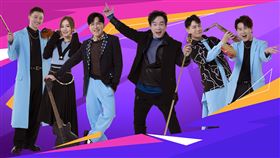 康康（中）跟主持群慶功節目收視。（圖／中視提供）