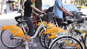 北北桃YouBike記點7/1上路（1）台北、新北及桃園7月1日起實施YouBike違規記點制度，在騎樓騎乘、在人行道未禮讓行人、闖紅燈都會被記1點，1年內累積3點就會被停權14天。圖為新北市板橋區民眾使用YouBike情形。中央社記者王騰毅攝  113年6月27日