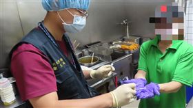 ▲新北衛生局稽查遠雄鴻屋咖哩。（圖／新北衛生局提供）