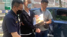 ▲高姓男子開槍後向警方投案，但警方質疑他的單純尋仇說法。（圖／翻攝畫面）