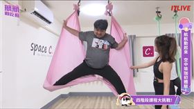 統神挑戰一字馬。（圖／17 live提供）