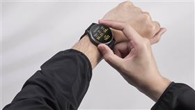 ASUS VivoWatch 6新增生物電阻抗BIA感測器，使用者只需將姆指與食指分別輕觸錶身及錶框，便可得知體脂、水份、骨骼肌、基礎代謝率等身體組成數據。（圖／品牌業者提供）