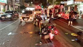 余男騎乘百萬重機行經高雄市曹公路路口未減速，擦撞舒姓男子機車，導致舒和乘客張姓男噴飛在地，余的重機滑行再撞劉姓男子轎車（圖／翻攝畫面）