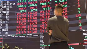 台股收23406點再創新高台股20日開低後翻紅，走勢震盪整理；中午過後指數上揚，買盤敲進鴻海、鴻準等，台積電尾盤拉回平盤。加權指數終場以23406.1點作收，再創新高，上漲196.56點，漲幅0.85%。中央社記者王飛華攝  113年6月20日