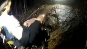 到苗栗訪友山區迷路，台中男開進漆黑竹林受困，驚恐求救，推輪椅救婦人送醫(圖／翻攝畫面)