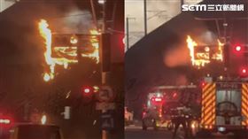 交通號誌燈自燃，整個號誌箱都被大火吞噬，甚至零件被燒熔火星不斷掉落地面，如下火雨。（圖／翻攝記者爆料網畫面）