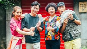 蕭志瑋八弟（右起）、王琄、陳隨意跟郎祖筠住進空軍三重一村。（圖／中視提供）