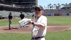 美超微總裁梁見後大聯盟球場開球美超微總裁暨執行長梁見後於美西時間27日首度站上大聯盟球場開球，雖然沒太多時間練投，他投出一記好球，下場時開心與場邊人員碰拳歡呼。中央社記者張欣瑜舊金山攝  113年6月28日