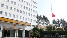 日本駐中大使館今（28）日降半旗，致敬中國市民胡友平的「大義之舉」。（圖／翻攝自人民網）
https://japan.people.com.cn/BIG5/n1/2020/0404/c35421-31661747.html