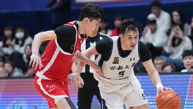 UBA世新3連勝  陳將(雙)朝控衛轉型112學年度UBA大專籃球聯賽公開男一級8強複賽29日在台北體育館舉行，世新大學大二前鋒陳將(雙)（右）朝控衛轉型，儘管他坦言，還是不太習慣節奏，仍率隊以92比76擊敗台灣師範大學，拿下3連勝。（大專體總提供）中央社記者黃巧雯傳真  113年2月29日