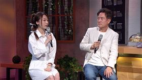 檢場陪愛女王敏淳上節目。（圖／年代提供）