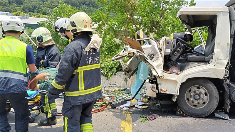 垃圾車自撞電線桿造成該八里地區部分停電。（圖／翻攝畫面）