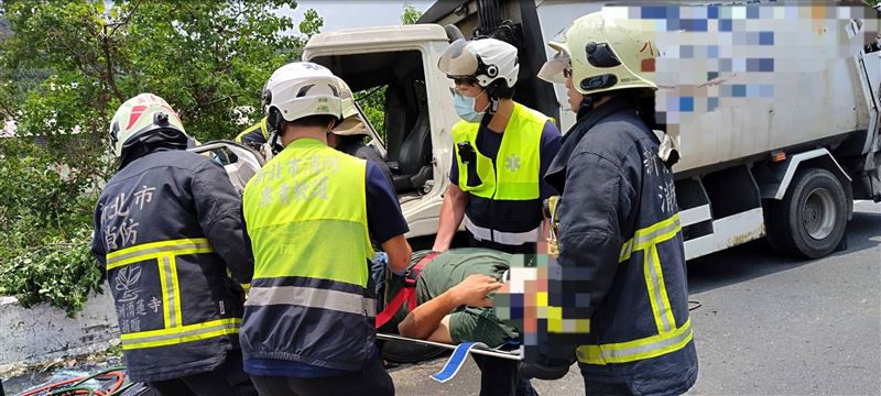 垃圾車司機蘇男準備送醫。（圖／翻攝畫面）