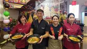 大總理飯湯老闆林佳鴻（左二）強調，這一碗「大總理飯湯」盼紀念父親，更傳承東港迎王文化