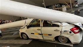 印度機場屋頂塌了！車輛被壓壞「橫梁插車內」釀1死6傷　驚悚畫面曝光（圖/推特）
