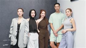 丁春誠與選品策展店團隊不約而同欣賞潮流藝術家ACEOFLA作品。（圖／品牌提供）