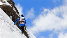 張元植好友「雪羊」在粉絲專頁《雪羊視界 Vision of a Snow ram》上PO出他登山的背影照。（圖／翻攝自雪羊）