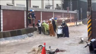 午後大雷雨狂襲　土城永豐路淹水了