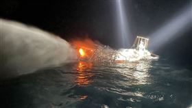 彭佳嶼海域昨天（27日）晚間11時許發生一起火燒船事件，台籍「金旺興」在彭佳嶼北18浬處火燒船，船上5名船員棄船跳海求生，由附近友船救起，海巡獲報後派船艇前往撲滅火勢。