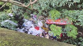 陽明山被倒廢棄物。（圖／翻攝畫面）