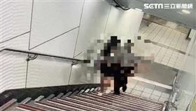 北市歐男尾隨短裙妹上樓時趁機偷拍裙底風光。（圖／翻攝畫面）