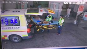多台救護車直衝醫院急整室，孩童臉色發白，相當不舒服。（圖／翻攝畫面）