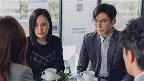 李國毅劇中買到鬧鬼宅，兒女還嚇到昏倒，專門處理凶宅的房仲搭檔陳庭妮（右二）、蔡凡熙（右）前來協助處理。（圖／逆光電影股份有限公司提供）