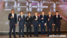 ▲中華職棒35年季中選秀會，會長蔡其昌和6隊總教練合影。（圖／記者劉彥池攝影）