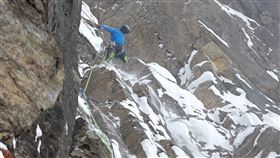 外稿勿用!!!!!!!!!!
元植正在攀登道拉吉里西北稜第一煙囪。